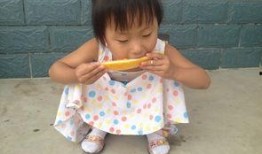 宝宝吃瓜会湿,湿漉漉的瞬间记录成长