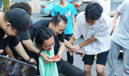 黄老师吃瓜场面,趣味横生，瓜香四溢