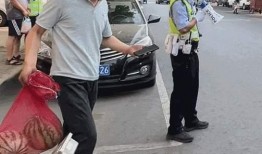 泥城警察吃瓜事件,网络热议背后的真相与反思