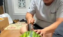 外国男子现场吃瓜,外国男子现场品尝中国瓜果的独特体验