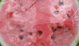 深夜吃瓜好甜,甜蜜滋味尽在其中