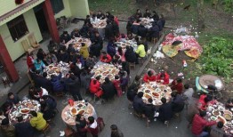 农村婚礼吃瓜现场,热闹非凡的乡村婚庆盛宴