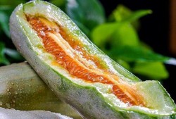 深夜吃瓜好甜,甜蜜滋味尽在其中