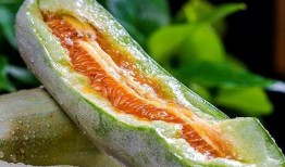 深夜吃瓜好甜,甜蜜滋味尽在其中