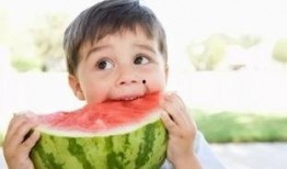 孩子吃瓜嗓子发炎了,孩子嗓子发炎引关注