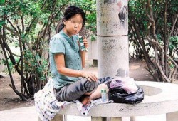 流浪女吃烂瓜,揭示城市边缘的生存困境