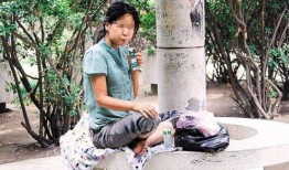 流浪女吃烂瓜,揭示城市边缘的生存困境