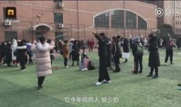 学校操场女生跳舞吃瓜,瓜香弥漫校园——女生跳舞欢乐时光”