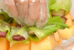 李子峰吃哈密瓜,李子峰畅享哈密瓜美味时光