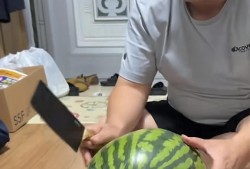 外国男子现场吃瓜,外国男子现场品尝中国瓜果的独特体验