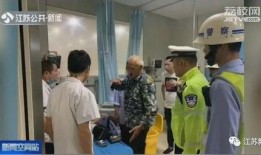 男孩输液吃瓜现场,温馨一幕引网友热议