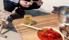 搬板凳坐着吃瓜