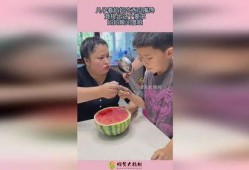 妈妈和儿子吃瓜,妈妈与儿子共享夏日瓜香时光