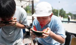 吃瓜排队中,热门事件背后的围观现象