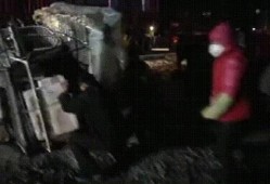 大爷翻车吃瓜事件视频,一场意外引发的全民热议
