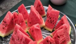 重庆 吃瓜 口罩,防疫与生活趣味并存