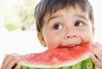 可爱头像男孩吃瓜,可爱男孩的甜蜜吃瓜时光