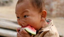 可爱头像男孩吃瓜,可爱男孩的甜蜜吃瓜时光