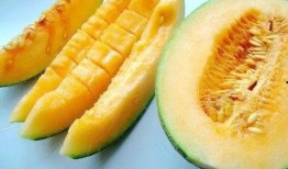 深夜吃瓜好甜,甜蜜滋味尽在其中