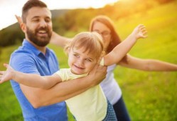 父亲带儿子吃瓜,温馨瞬间记录父子共享美食时光